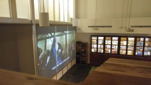 Ausblick auf die Leinwand vom 1. Stock des Holzhauses im Star Hostel Taipei Main Station