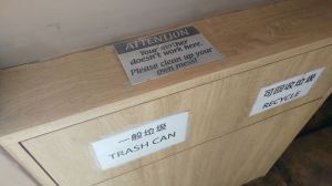 Auf dem Mülleimer steht "Your mother doesn't work here"